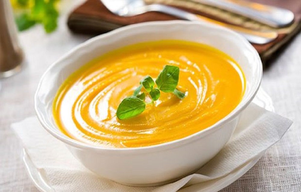Ir para  <ul>
	<li>1 kg de ab&oacute;bora em cubos e sem casca</li>
	<li>1 cebola picada</li>
	<li>2 colheres de sopa de azeite</li>
	<li>1 alho por&oacute; grande...