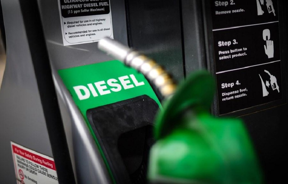 Ir para  <p>A Petrobras anunciou nesta segunda-feira, 18, que vai elevar o pre&ccedil;o do diesel nas refinarias em 8% a partir da ter&ccedil;a-feira, 19, ou mais R$ 0,1039 por litro. O reajuste vem menos de uma semana ap&oacute;s elevar...
