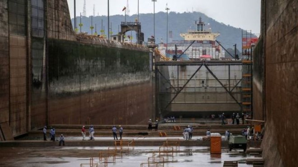 Ir para  <p><big>Por mais de um s&eacute;culo, o Canal do Panam&aacute;, uma das maiores obras de engenharia latino-americana do s&eacute;culo 20, tem sido a rota mais curta entre os dois maiores oceanos do...