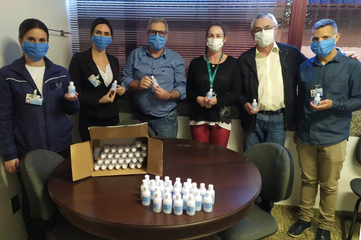 Ir para  <p><big>A URI, atrav&eacute;s do Curso de Farm&aacute;cia, realizou a entrega de um lote de frascos de shampoos e condicionadores &agrave; Funda&ccedil;&atilde;o Hospitalar Santa&nbsp; Terezinha, de Erechim. Os...