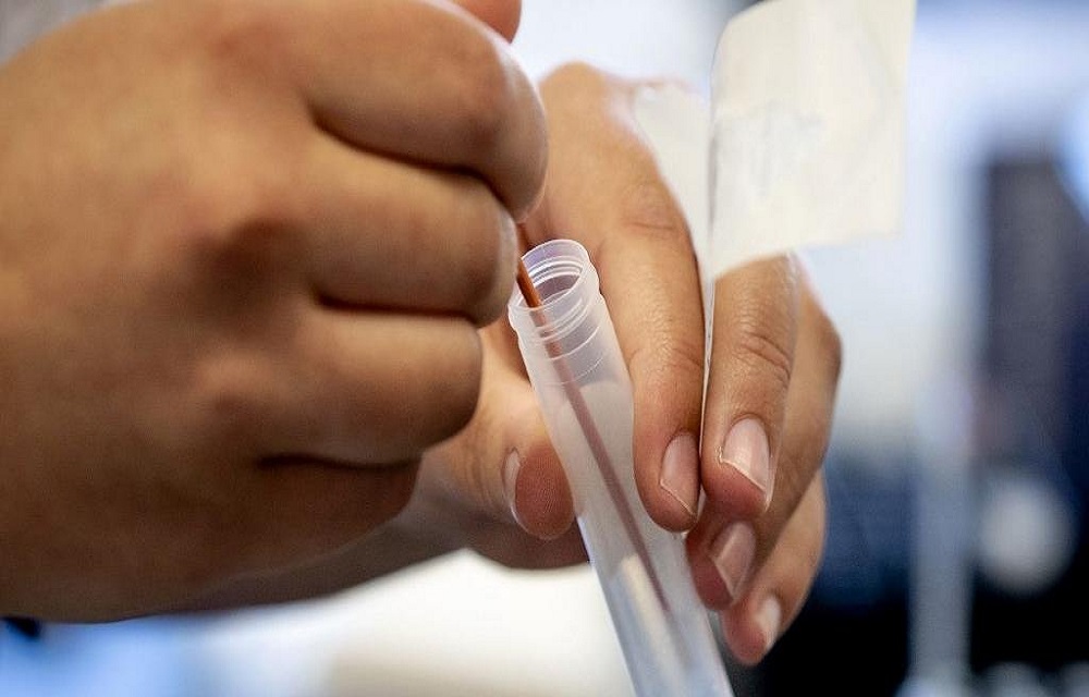 Ir para  <p>A USP (Universidade de S&atilde;o Paulo) est&aacute; desenvolvendo uma vacina por spray nasal contra a covid-19. De acordo com a universidade, o modelo de imuniza&ccedil;&atilde;o j&aacute; foi testado &ndash;...