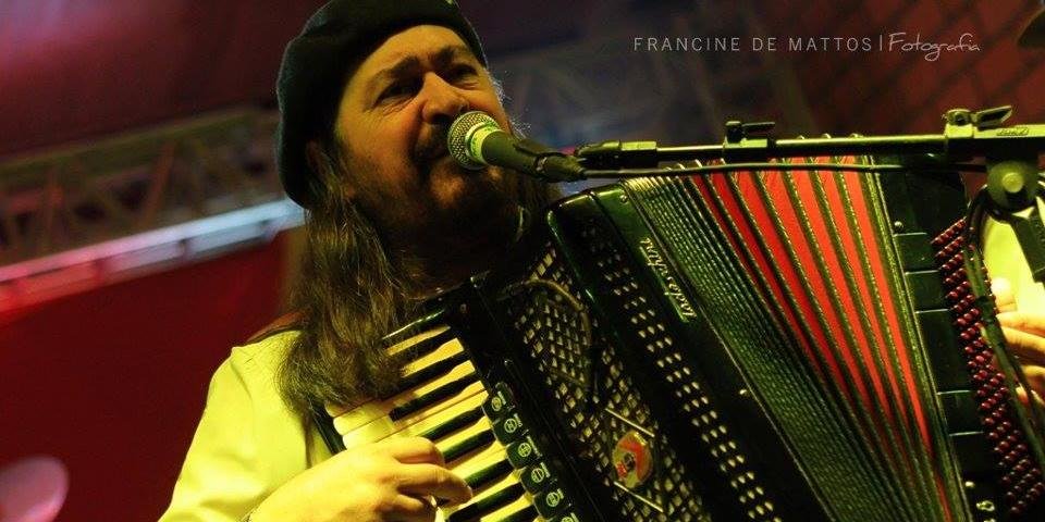 Ir para  <p><big>&Eacute;lio da Rosa Xavier, conhecido artisticamente como Porca V&eacute;ia, morreu nesta sexta-feira ap&oacute;s ter duas paradas card&iacute;acas, no Hospital Regina, em Novo Hamburgo, onde estava internado....