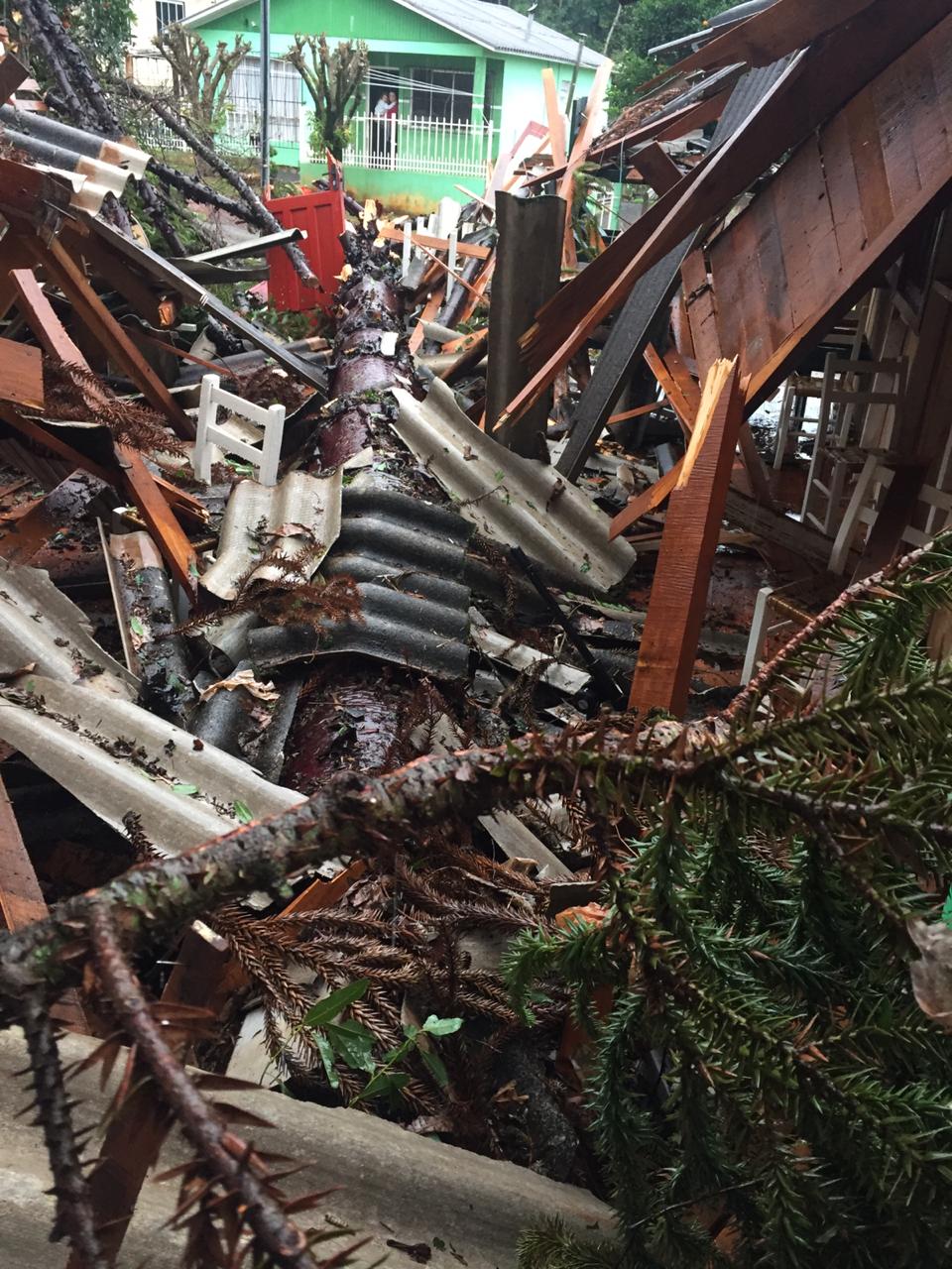 Ir para  <p>Com a passagem de temporal hoje (30), em Viadutos, queda de arauc&aacute;ria praticamente destruiu a igreja Deus &eacute; Amor, localizada nas imedia&ccedil;&otilde;es do est&aacute;dio...