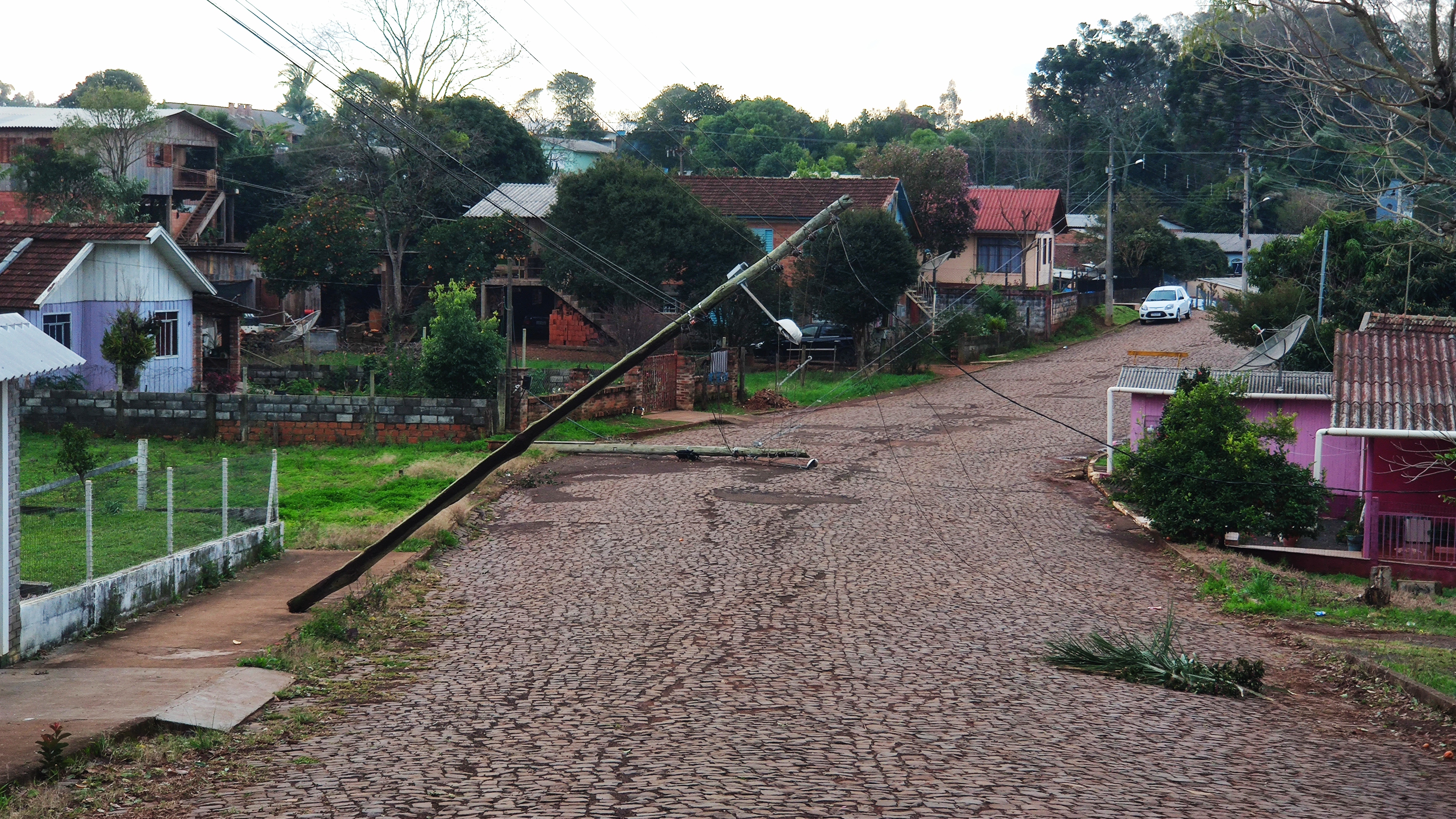 Ir para  <p><big>Moradores da Rua Ant&ocirc;nio Tapia, no centro da cidade de Viadutos, reclamam pela falta de energia e pela demora da RGE resolver o problema.</big></p>

<p><big>A chuva forte e o vendaval de...