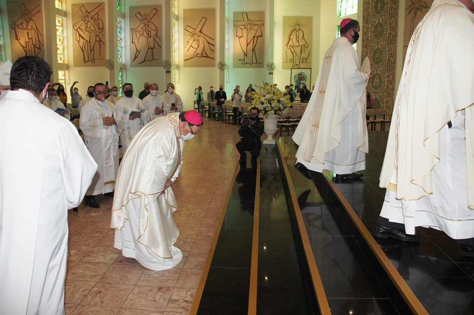 Ir para  <p><big>Dom Adimir Antonio Mazali, proveniente do Presbit&eacute;rio da Arquidiocese de Cascavel, PR, iniciou seu minist&eacute;rio episcopal na Diocese de Erechim, com sua posse can&ocirc;nica, na tarde deste segundo...