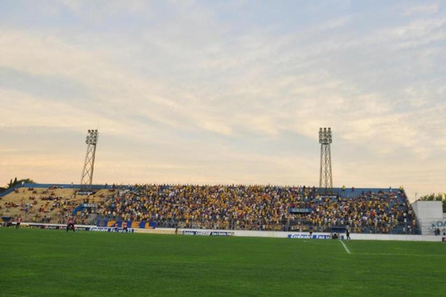 Ir para  <p><big>A prefeitura de Pelotas determinou isolamento de 14 dias para um jogador do Pelotas diagnosticado com covid-19 e todos que tiveram contato com ele em treino coletivo na &uacute;ltima quarta-feira (15). A medida suspende os...