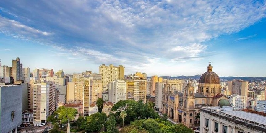 Ir para  <p><big>A influ&ecirc;ncia do bloqueio atmosf&eacute;rico se mant&eacute;m no Rio Grande do Sul nesta quinta-feira, provocando um novo dia de calor, com sol e nuvens altas no Estado. Com m&aacute;ximas em torno dos...