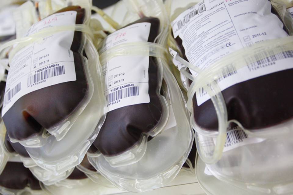 Ir para  <p>Pelo menos dois estudos apontam uma poss&iacute;vel rela&ccedil;&atilde;o entre o tipo sangu&iacute;neo e a infec&ccedil;&atilde;o ou a gravidade do quadro de pacientes com a Covid-19. Um dos estudos &eacute;...