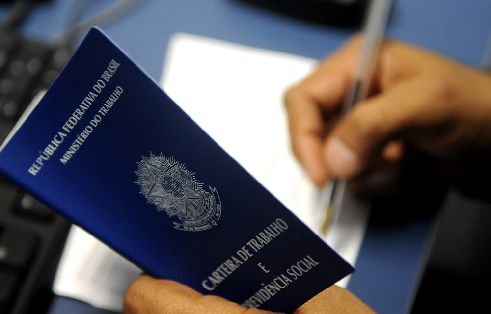 Ir para  <p>Na segunda quinzena de junho, 411 mil empresas reduziram a quantidade de empregados em rela&ccedil;&atilde;o &agrave; primeira quinzena do m&ecirc;s, sendo que 61,8% delas diminu&iacute;ram em at&eacute; 25% o...