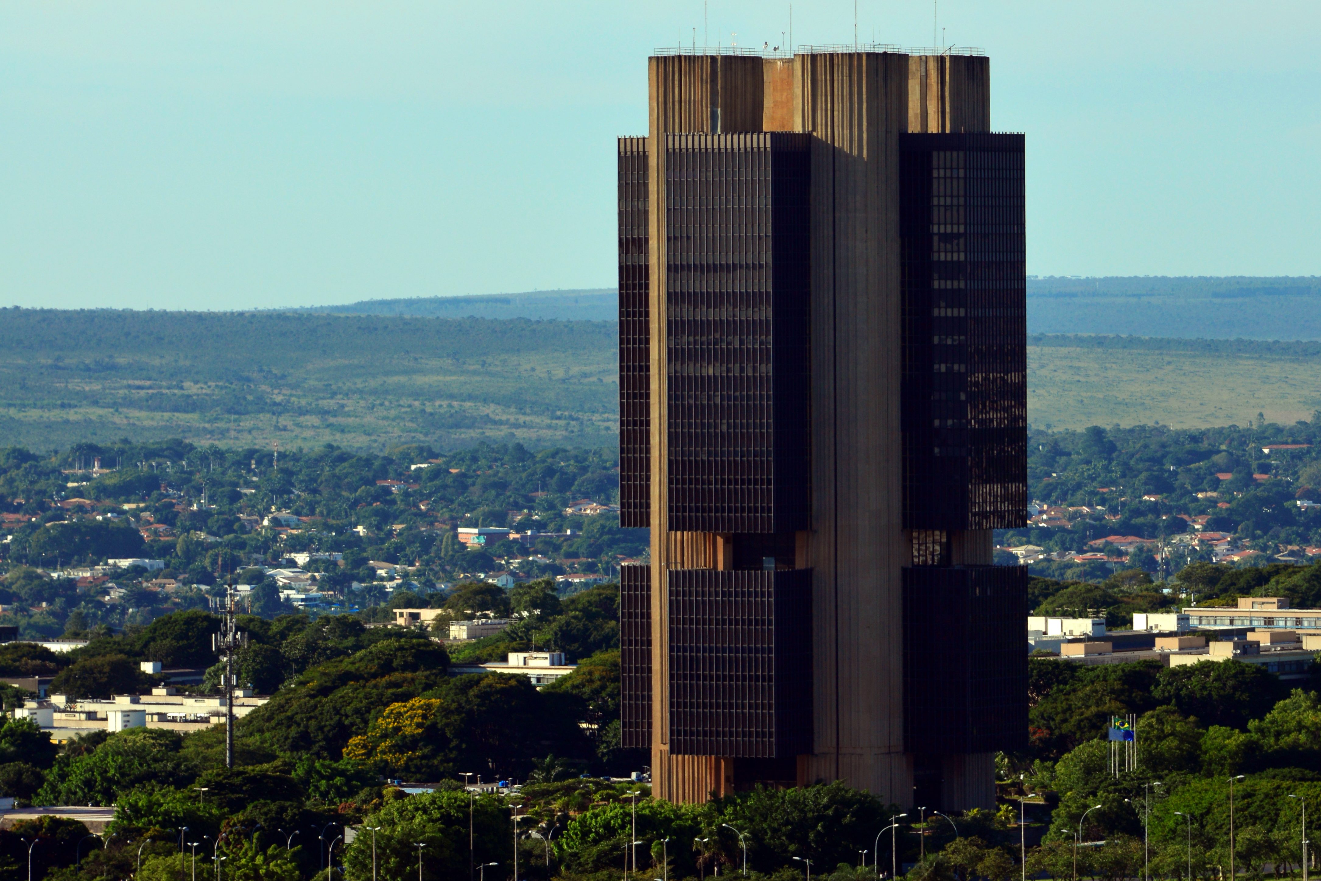 Ir para  <p>O Comit&ecirc; de Pol&iacute;tica Monet&aacute;ria (Copom) do Banco Central decidiu na noite desta quarta-feira por unanimidade reduzir a Selic, a taxa b&aacute;sica juros, em 0,25 ponto porcentual, de 2,25% para 2% ao...