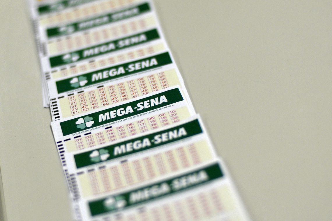 Ir para  <p>A Caixa Econ&ocirc;mica Federal realizou na noite deste s&aacute;bado mais um sorteio da Mega-Sena. De acordo com o banco, o pr&ecirc;mio acumulou e agora a estimativa para o pr&oacute;ximo certame &eacute; de R$ 33...