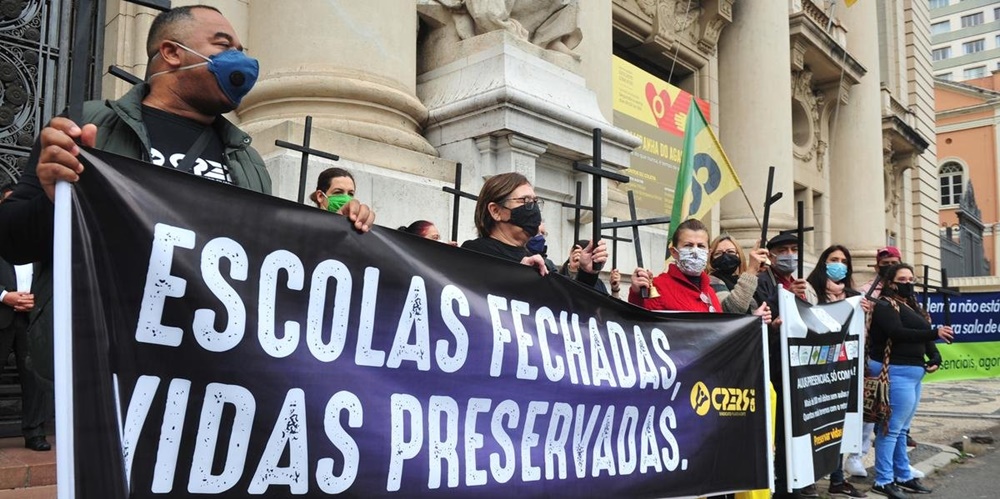 Ir para  <p><big>Professores estaduais, pais e alunos protestaram nesta quarta-feira na frente do Pal&aacute;cio Piratini, no Centro&nbsp;de Porto Alegre, contra a proposta do calend&aacute;rio de volta &agrave;s aulas no Rio...