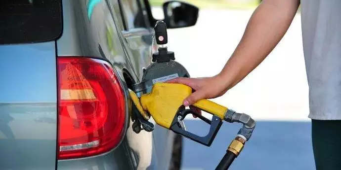 Ir para  <p>Os motoristas brasileiros que pararam o carro para abastecer nesta semana amargaram a 13&ordf; alta consecutiva no pre&ccedil;o m&eacute;dio cobrado pelo litro da gasolina nos postos. Segundo dados divulgados pela...