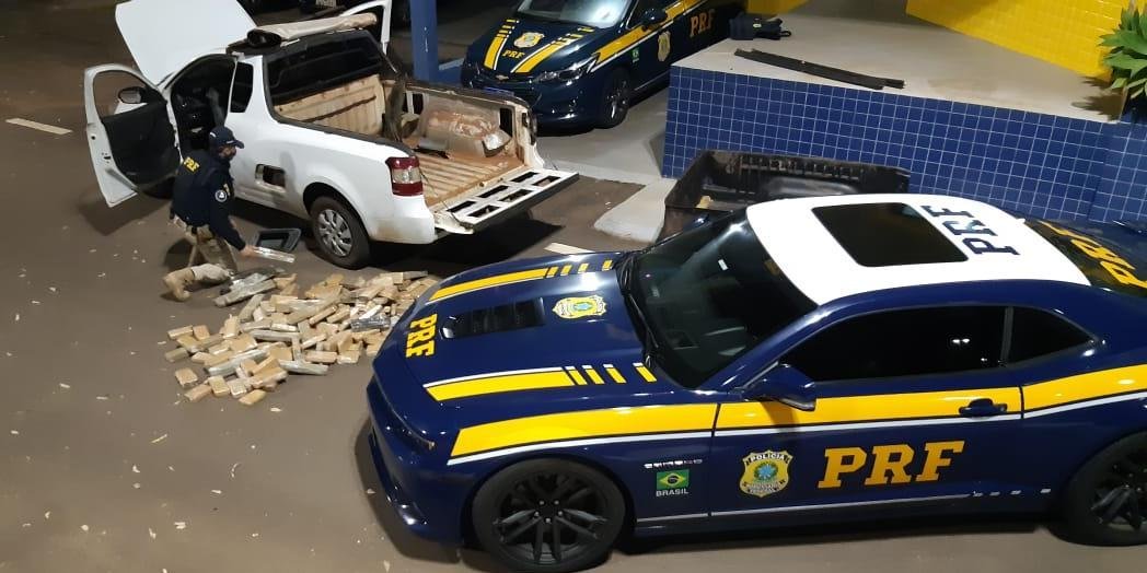 Ir para  <p>A Pol&iacute;cia Rodovi&aacute;ria Federal (PRF) prendeu o condutor de uma caminhonete por tr&aacute;fico de 82 quilos de maconha na noite de s&aacute;bado, na BR 480, em Erechim, na regi&atilde;o Norte do Estado....
