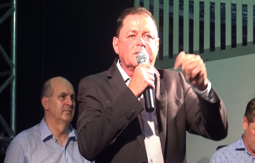 Ir para  <p>O prefeito de Viadutos, Claiton dos Santos Brum, testou positivo para Covid-19. Em conversa com a reportagem da Comunidade FM, Claiton disse ter realizado dois testes ap&oacute;s apresentar sintomas caracter&iacute;sticos, o...