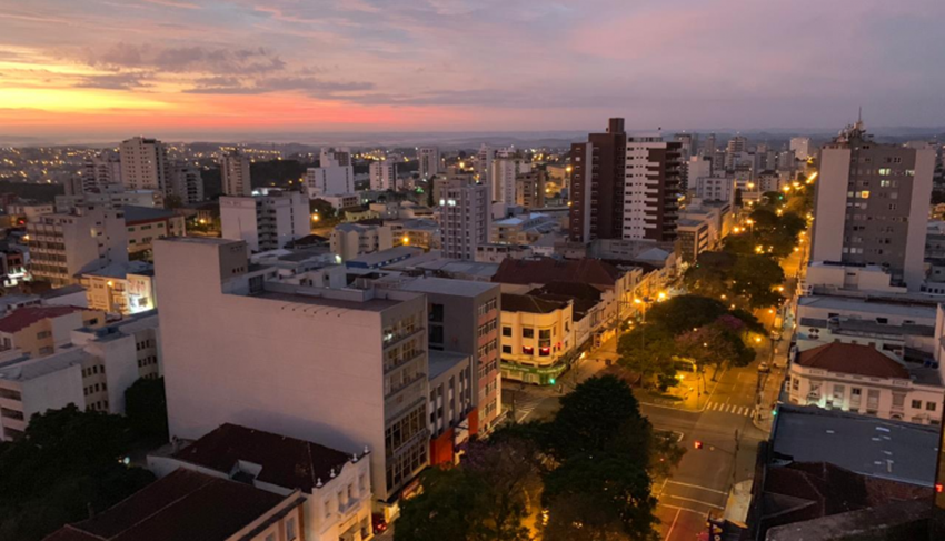 Ir para  <p><big>Depois de uma semana predominantemente laranja, o mapa do Rio Grande do Sul voltou a avermelhar nesta 18&ordf; rodada do modelo Distanciamento Controlado. O mapa preliminar traz 12 regi&otilde;es em bandeira vermelha...