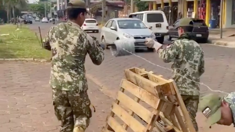 Ir para  <p><big>O Ex&eacute;rcito paraguaio refor&ccedil;ou a seguran&ccedil;a na fronteira com o Brasil nesta ter&ccedil;a-feira (15), depois que, no fim de semana, moradores aproveitaram que havia menos militares na linha...