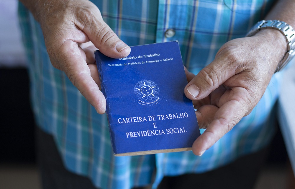 Ir para  <p>Os pedidos de seguro-desemprego somaram 218.679 nos primeiros 15 dias de setembro, de acordo com dados divulgados nesta quinta-feira, pela Secretaria Especial de Previd&ecirc;ncia e Trabalho do Minist&eacute;rio da Economia. O...