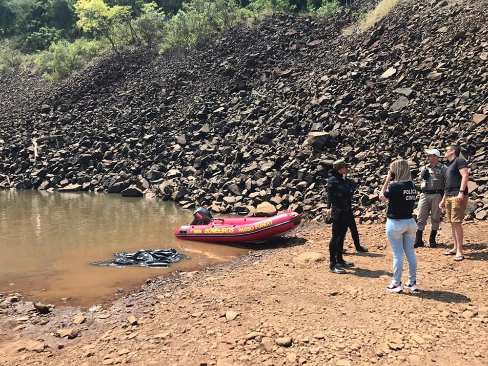 Ir para  <p>Equipes dos Bombeiros retomaram na manh&atilde; de hoje (05) nas &aacute;guas do Rio Pelotas&nbsp;as buscas pelo casal que est&aacute; desaparecido desde a noite de s&aacute;bado, em...