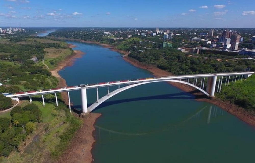 Ir para  <p>O governo federal flexibilizou a norma que restringe a entrada de estrangeiros no Pa&iacute;s e prorrogou por mais 30 dias a proibi&ccedil;&atilde;o de ingresso de visitantes de quase todas as nacionalidades e apenas por...