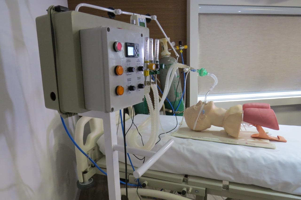 Ir para  <p>Depois de seis meses e meio de desenvolvimento, o projeto do ventilador pulmonar Frank 5010, desenvolvido por um grupo de professores e engenheiros da Universidade de Caxias do Sul (UCS) e engenheiros e empres&aacute;rios...