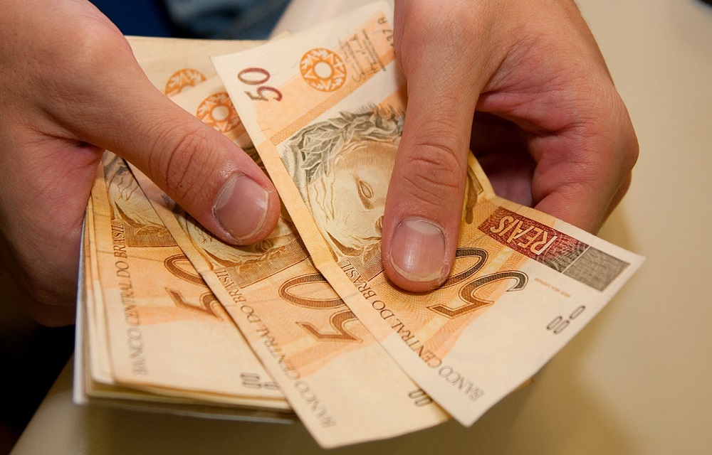 Ir para  <p>O pagamento do d&eacute;cimo terceiro sal&aacute;rio aos trabalhadores brasileiros deve injetar R$ 208 bilh&otilde;es na economia brasileiro neste ano. Em valores reais, o montante &eacute; 5,4% inferior ao registrado em...