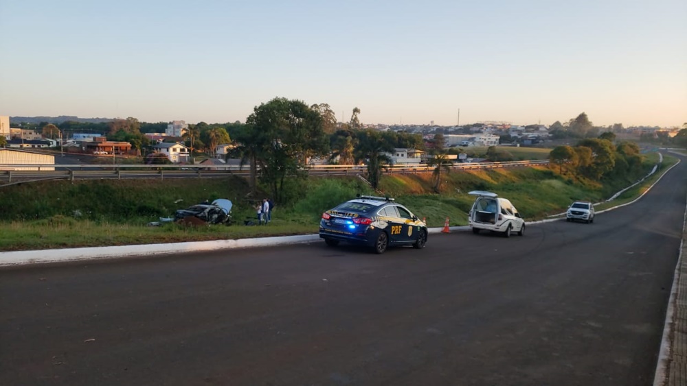 Ir para  <p><big>Um homem morreu depois que o carro em que estava incendiou, na madrugada deste s&aacute;bado (14), em uma das paralelas da BR 153, proximidades do Distrito Industrial, em...