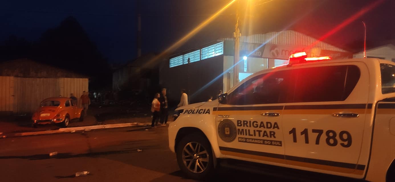 Ir para  <p><big>No final da tarde desta quarta-feira (18/11), um caminh&atilde;o&nbsp;carregado com bebidas,&nbsp;que possivelmente teria ficado sem freios, acabou colidindo&nbsp;contra uma &aacute;rvore no centro de...