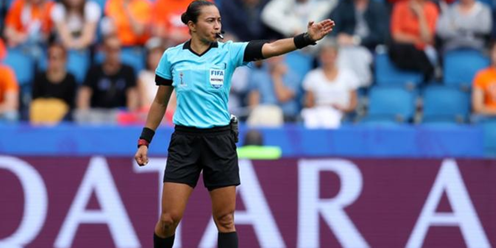 Ir para  <p><big>Edina Alves tem a oportunidade de fazer hist&oacute;ria duas d&eacute;cadas depois de estrear como &aacute;rbitra. A brasileira &eacute; a primeira mulher convocada para comandar um trio de arbitragem em um...