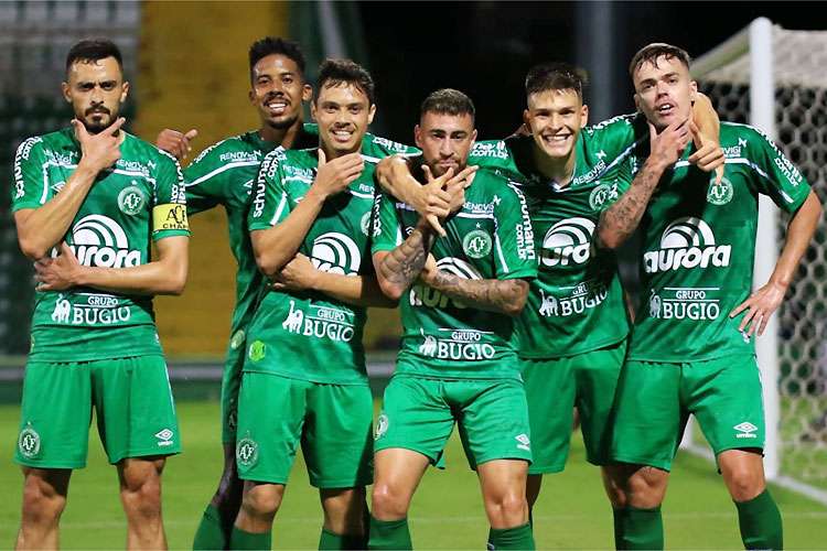 Ir para  <p>Um ano ap&oacute;s ser rebaixada, a Chapecoense est&aacute; de volta &agrave; elite do Campeonato Brasileiro. Na noite desta ter&ccedil;a-feira, o time catarinense carimbou o acesso ao vencer o Figueirense por 2 a 1, na...
