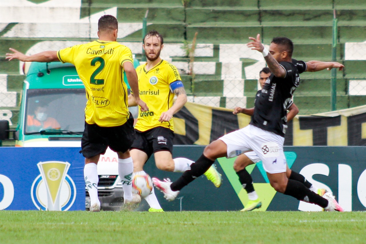 Ir para  <p><big>O Ypiranga entrou em campo na tarde deste s&aacute;bado (16) precisando vencer o Paysandu, fez o dever de casa e com o empate sem gols que se desenhava entre Remo e Londrina, ia garantindo a...