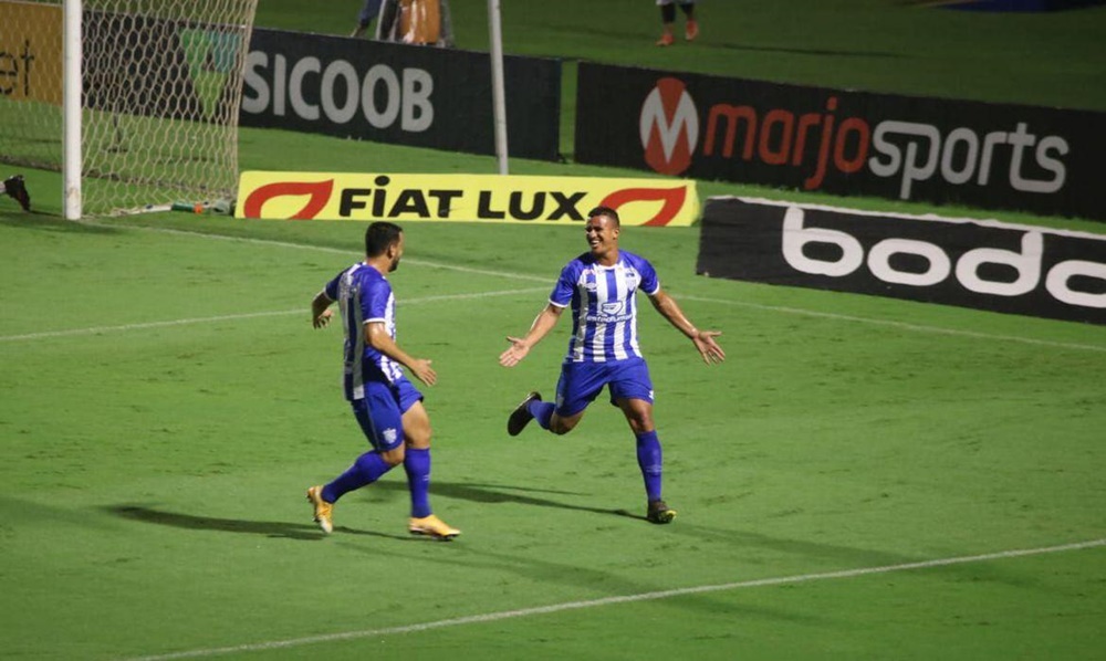 Ir para  <p><big>No est&aacute;dio da Ressacada, em Florian&oacute;polis, a noite de ter&ccedil;a-feira (19) foi de confronto direto na parte de cima da tabela da S&eacute;rie B. Pela 36&ordf; rodada, o Ava&iacute;...