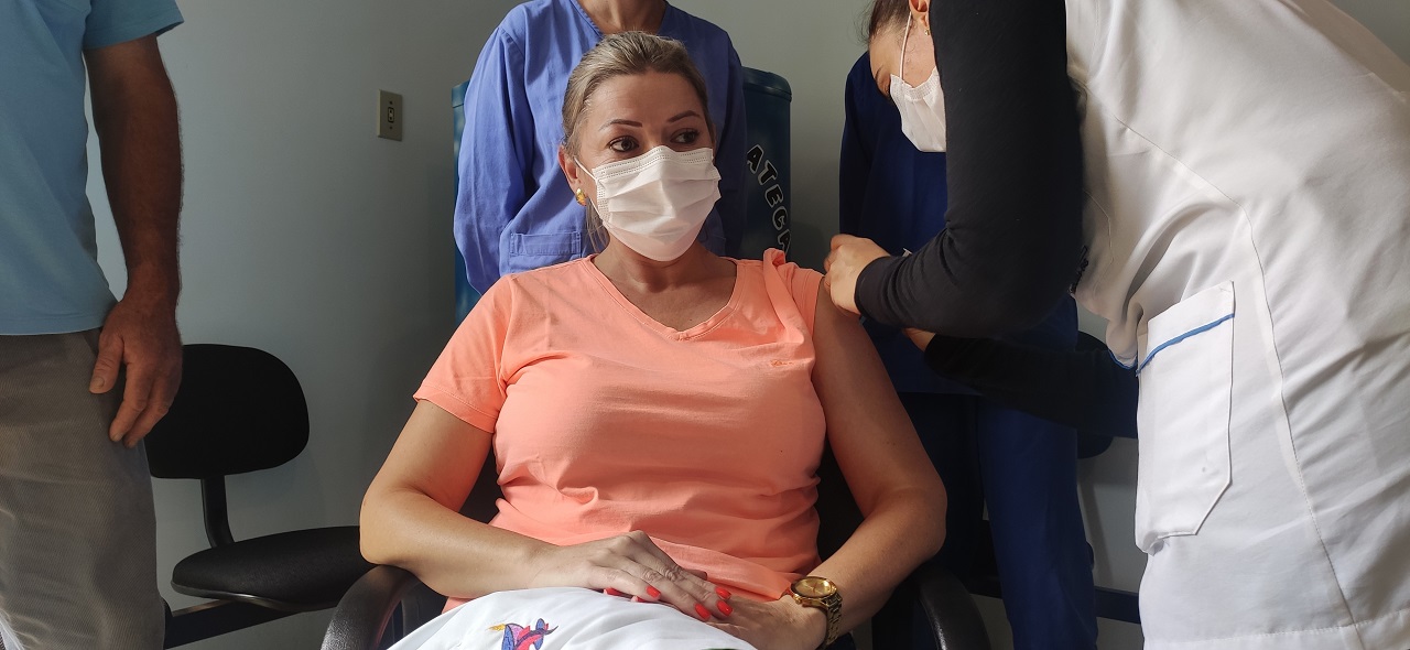 Ir para  <p><big>O munic&iacute;pio de Viadutos iniciou a vacina&ccedil;&atilde;o do COVID-19, em ato simb&oacute;lico no Hospital Nossa Senhora de Pomp&eacute;ia, com os profissionais da sa&uacute;de. Esse ato contou...