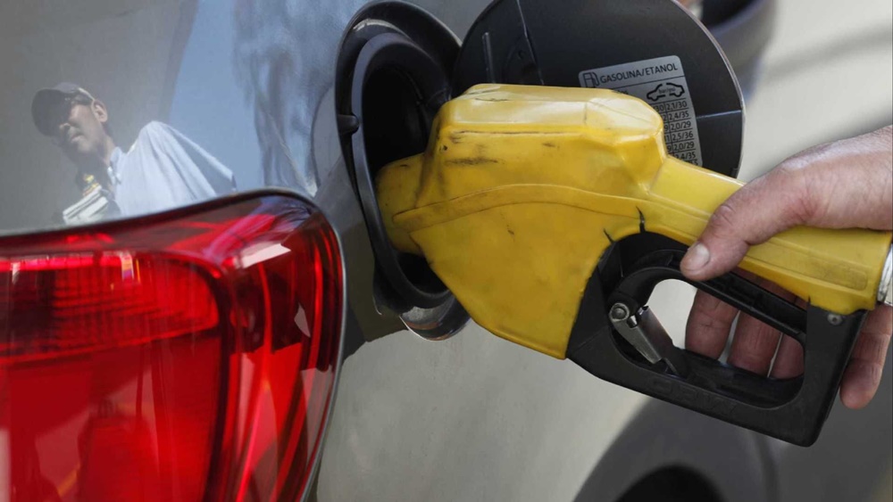Ir para  <p><big>O pre&ccedil;o do litro da gasolina nas refinarias sobe 10,2% (R$ 2,48); o diesel vai a 15,2% (R$ 2,58). As medidas valem a partir de meia-noite de sexta-feira (19).</big></p>

<p><big>Em...