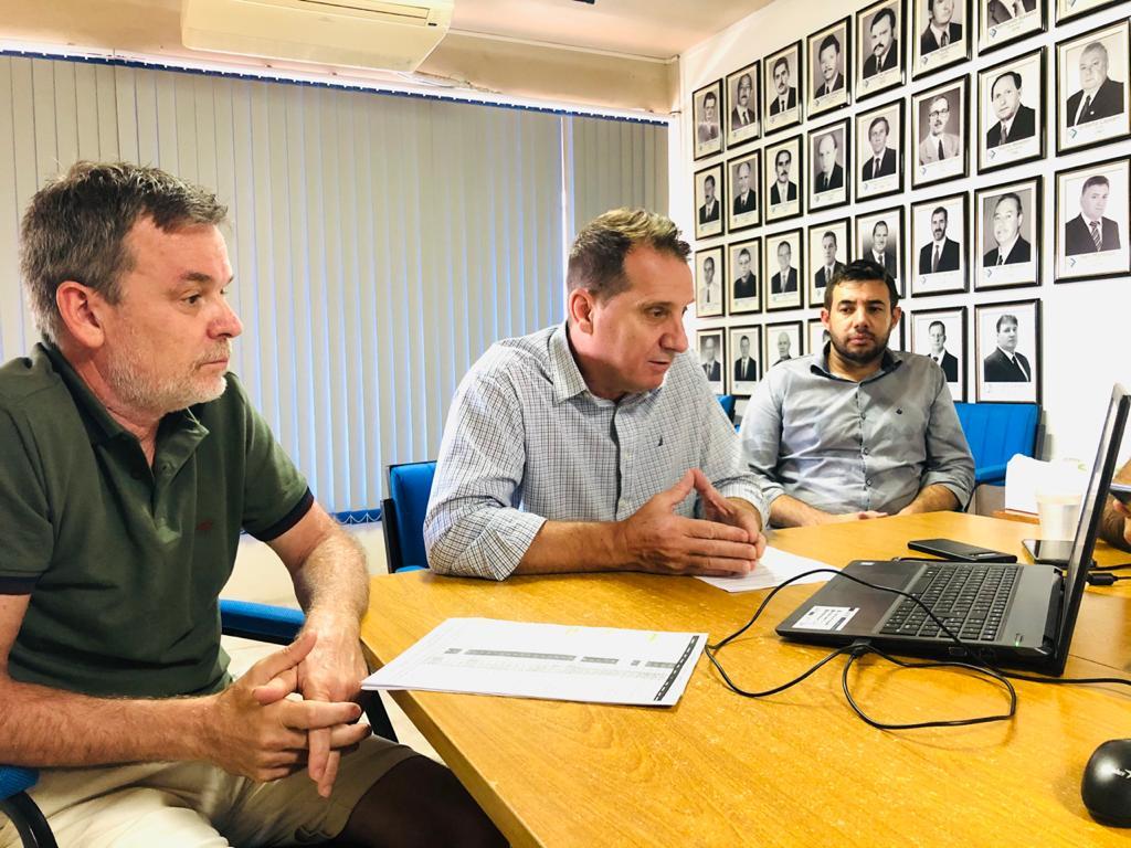 Ir para  <p><big>A dire&ccedil;&atilde;o da AMAU reuniu no in&iacute;cio da tarde deste s&aacute;bado, 20, por videoconfer&ecirc;ncia, os prefeitos do Alto Uruguai para discutir medidas que ser&atilde;o tomadas a partir...