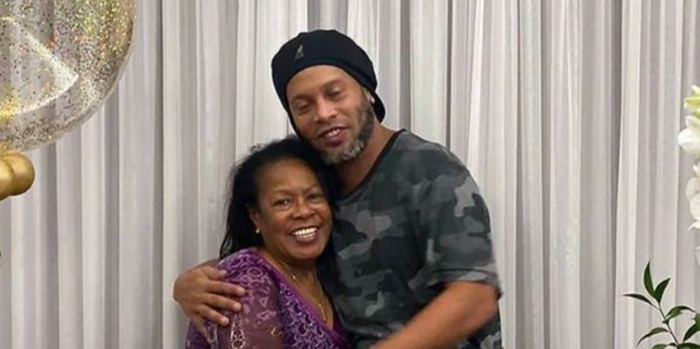 Ir para  <p><big>A m&atilde;e de Ronaldinho Ga&uacute;cho, Miguelina El&oacute;i Assis dos Santos, morreu neste s&aacute;bado, v&iacute;tima de Covid-19. Ela tinha 71 anos e estava internada desde 21 de dezembro por conta...