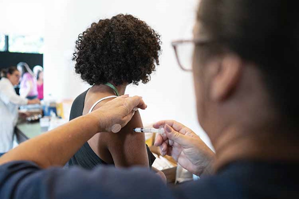 Ir para  <p><big>O estudo est&aacute; sendo realizado em parceria com o Instituto de Ci&ecirc;ncias Biom&eacute;dicas da Universidade de S&atilde;o Paulo (ICB-USP), e incluiu as amostras de 35 participantes vacinados na Fase 3...