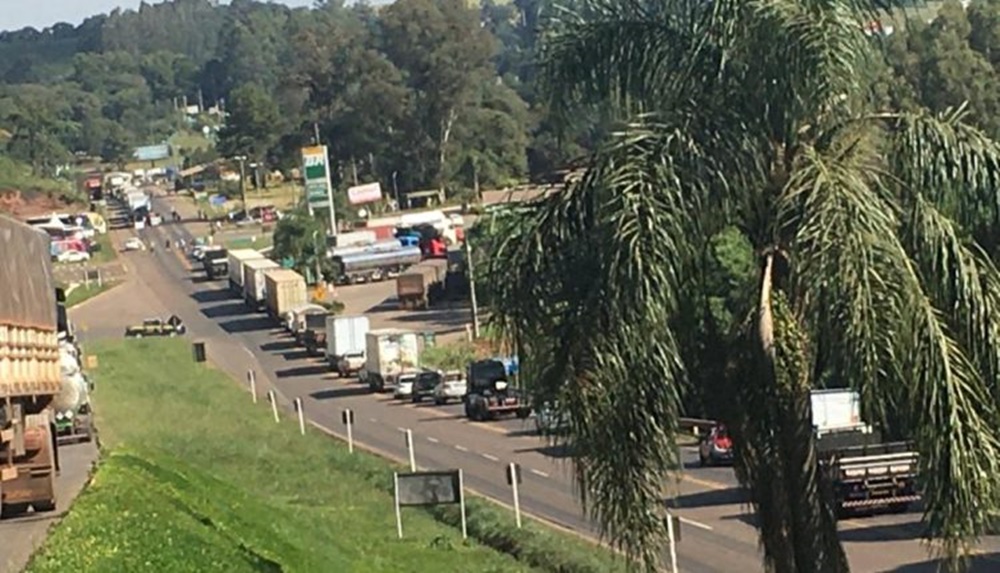 Ir para  <p><big>A interdi&ccedil;&atilde;o programada pelos caminhoneiros na tarde desta segunda-feira (15), est&aacute; ocorrendo nas proximidades do Posto Lando, sa&iacute;da para Get&uacute;lio...