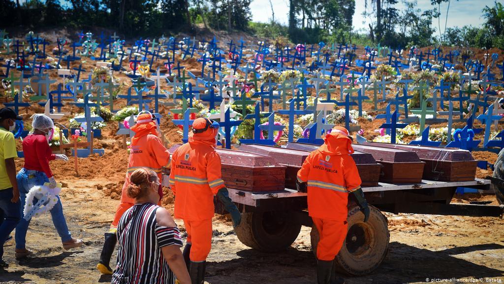 Ir para  <p>Ao registrar 4.195 mortes por covid nas &uacute;ltimas 24 horas, o Brasil atinge um novo recorde do n&uacute;mero di&aacute;rio de &oacute;bitos nesta ter&ccedil;a-feira (6), de acordo com os dados enviados pelos...