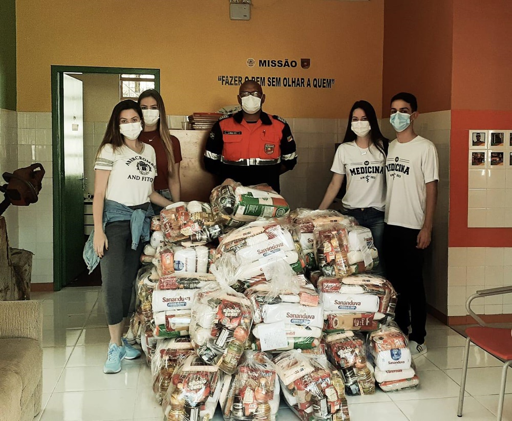 Ir para  <p><big>Os acad&ecirc;micos do Curso de Medicina da URI (Turma 2020) encerraram na sexta-feira, 23, a a&ccedil;&atilde;o social organizada para o combate aos danos causados pela pandemia de Covid-19 em Erechim. Foram mais...