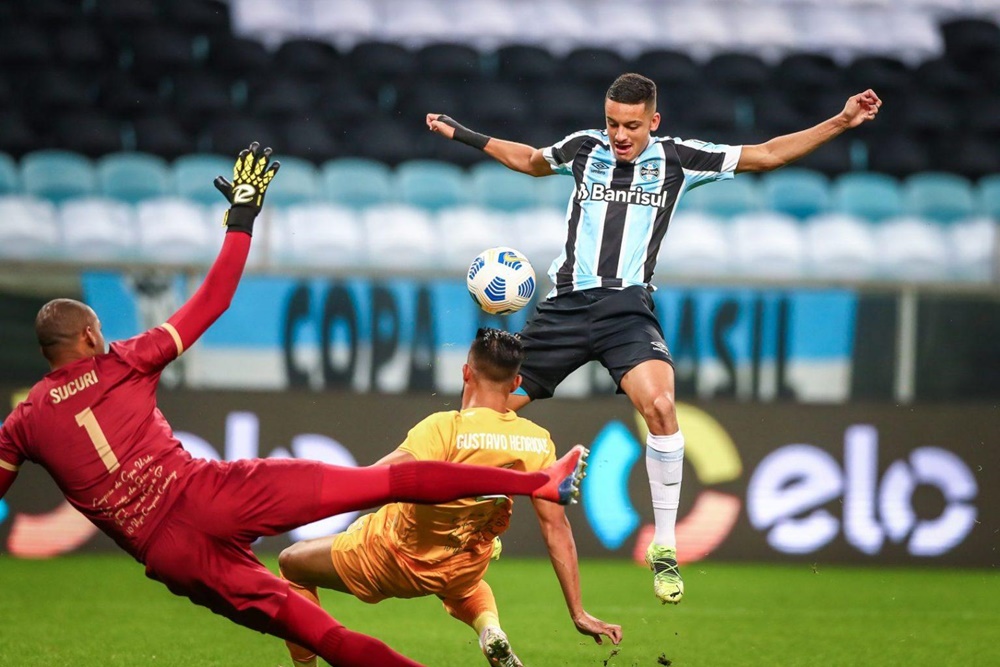 Ir para  <p><big>O Gr&ecirc;mio estreou com o p&eacute; direito na Copa do Brasil 2021. Na tarde desta quarta-feira (02), na Arena, o Tricolor bateu o Brasiliense por 2 a 0, gols de Ricardinho e Jean Pyerre. A equipe teve o controle do...