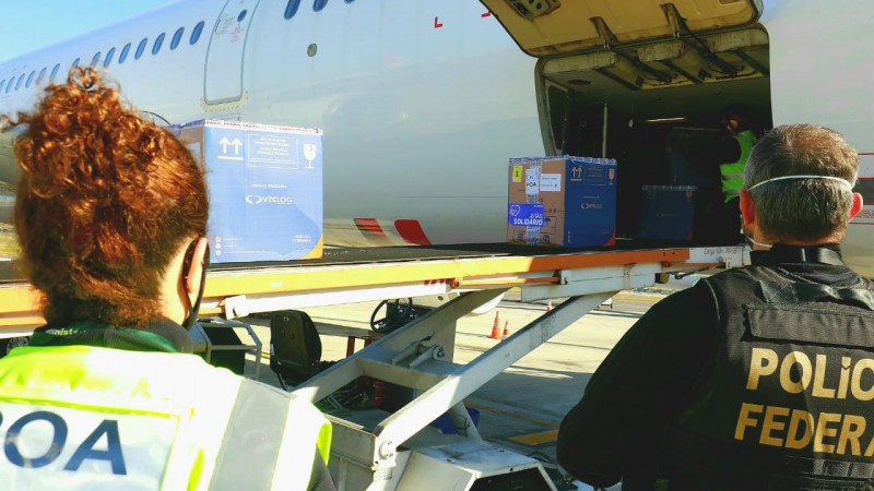 Ir para  <p><big>Neste feriado de Corpus Christi, 38.610 doses de vacina contra a Covid-19 do laborat&oacute;rio Pfizer chegaram ao Estado, enviadas pelo Minist&eacute;rio da Sa&uacute;de. O avi&atilde;o, vindo de Guarulhos...