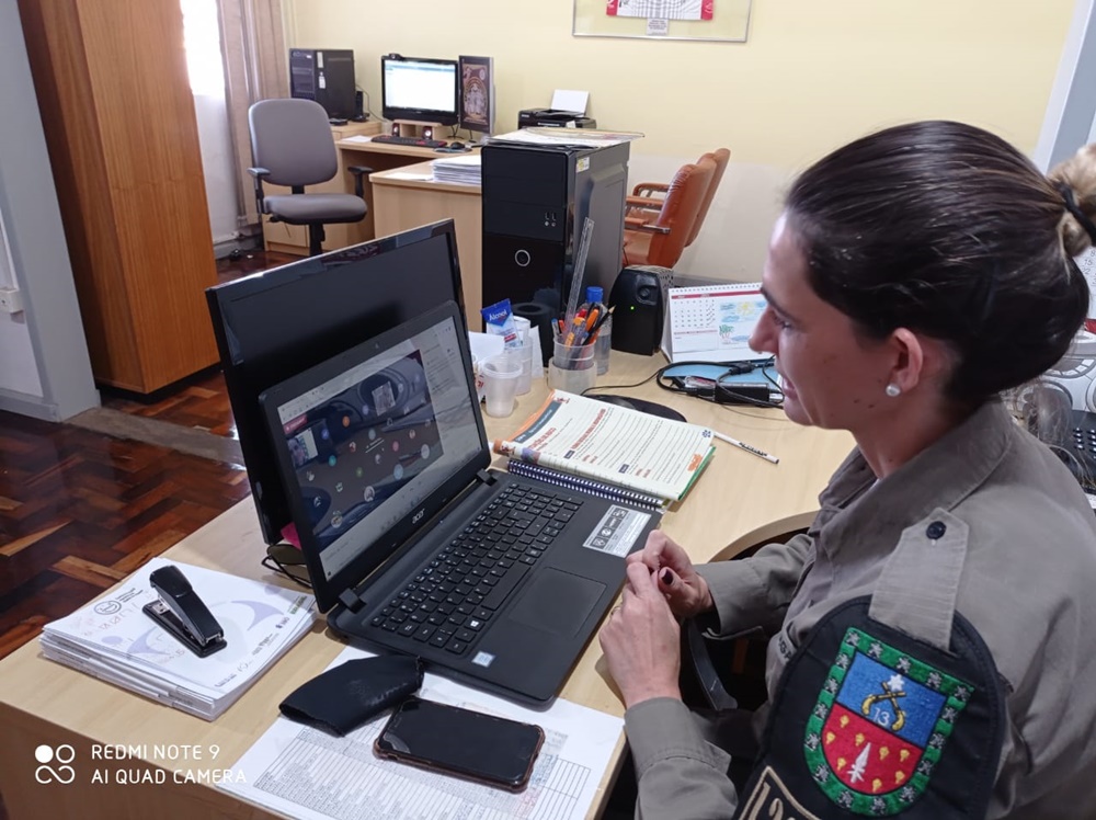 Ir para  <p><big>Duas policiais militares de Erechim mant&eacute;m aulas do PROERD nas modalidades h&iacute;brida e online em tr&ecirc;s munic&iacute;pios da &aacute;rea do 13BPM. De forma volunt&aacute;ria, as soldados...
