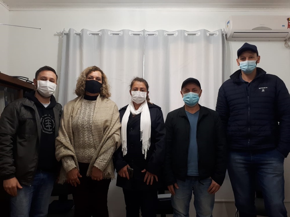 Ir para  <p><big>Aconteceu nas depend&ecirc;ncias da EMATER em Gaurama uma importante reuni&atilde;o para tratar da implementa&ccedil;&atilde;o de novos projetos. Estiveram presentes, a Secret&aacute;ria de...