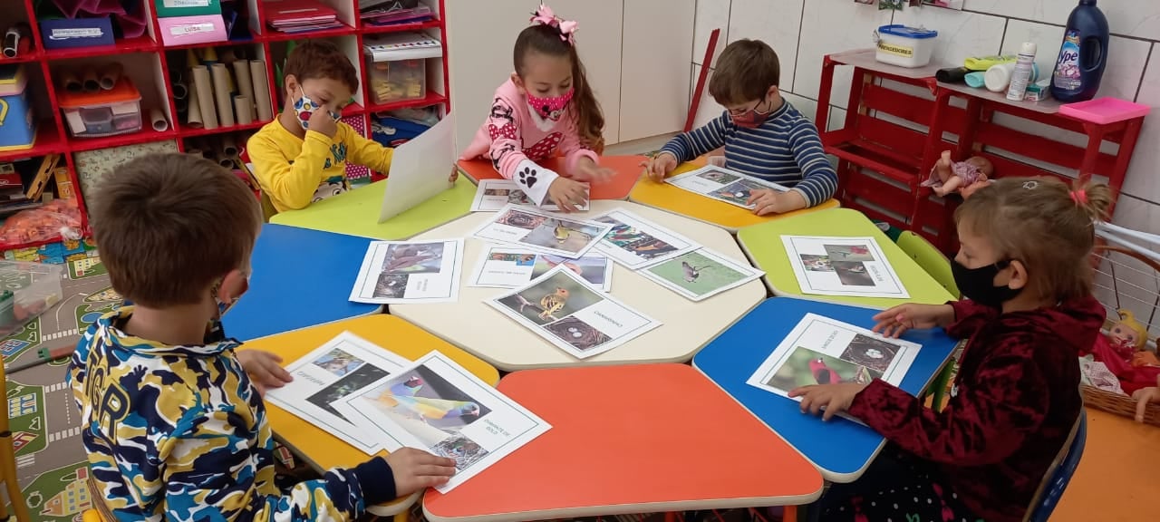 Ir para  <p><big>Em um momento de conversa com as crian&ccedil;as da pr&eacute;-escola B, despertou-se o interesse por investigar o mundo dos p&aacute;ssaros, partindo de uma atividade que explorava os elementos da natureza. A...
