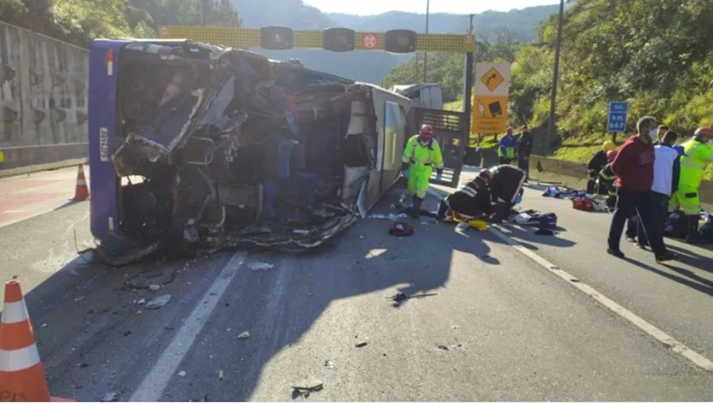Ir para  <p><big>Um grave acidente entre um &ocirc;nibus e outros dois ve&iacute;culos deixou mais de 20 pessoas feridas e pelo menos duas mortas na manh&atilde; desta quinta-feira (8). O acidente aconteceu por volta das 8h na...