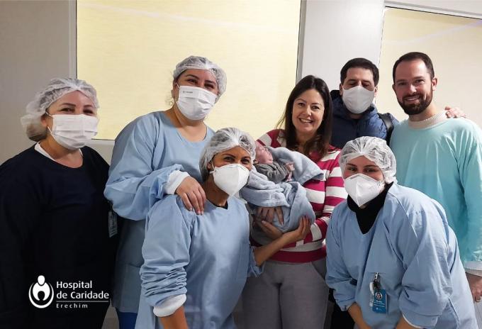 Ir para  <p><big>Depois de quatro meses e 24 dias internado na UTI Neonatal do Hospital de Caridade de Erechim, Breno Arpini Sirena, que nasceu com 25 semanas e 5 dias de gesta&ccedil;&atilde;o e apenas 650 gramas, finalmente teve alta...