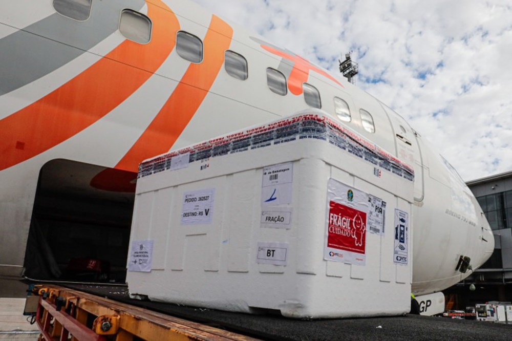 Ir para  <p><big>O Minist&eacute;rio da Sa&uacute;de programou a entrega de 207.470 doses de vacinas contra a Covid-19 para o Estado no s&aacute;bado (14): 77.600 de Coronavac, com previs&atilde;o de chegar ao Aeroporto Salgado...