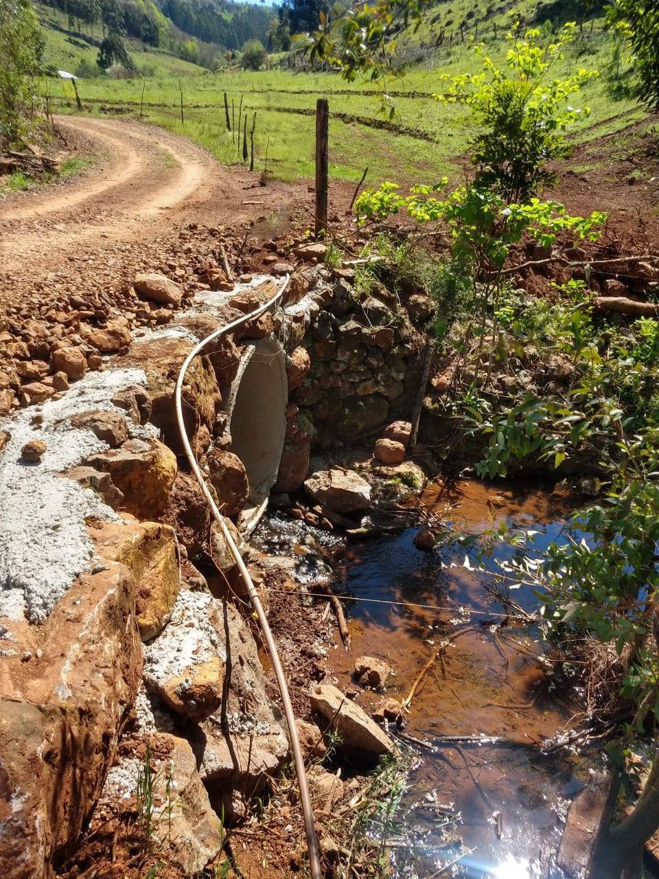 Ir para  <p><big>A Secretaria de Obras realizou a constru&ccedil;&atilde;o de uma ponte na Linha Canavial. A cabeceira foi feita com pedras, e foram ainda utilizados, no total, 6 tubos, mais de 20 sacos de cimento, al&eacute;m de 6...