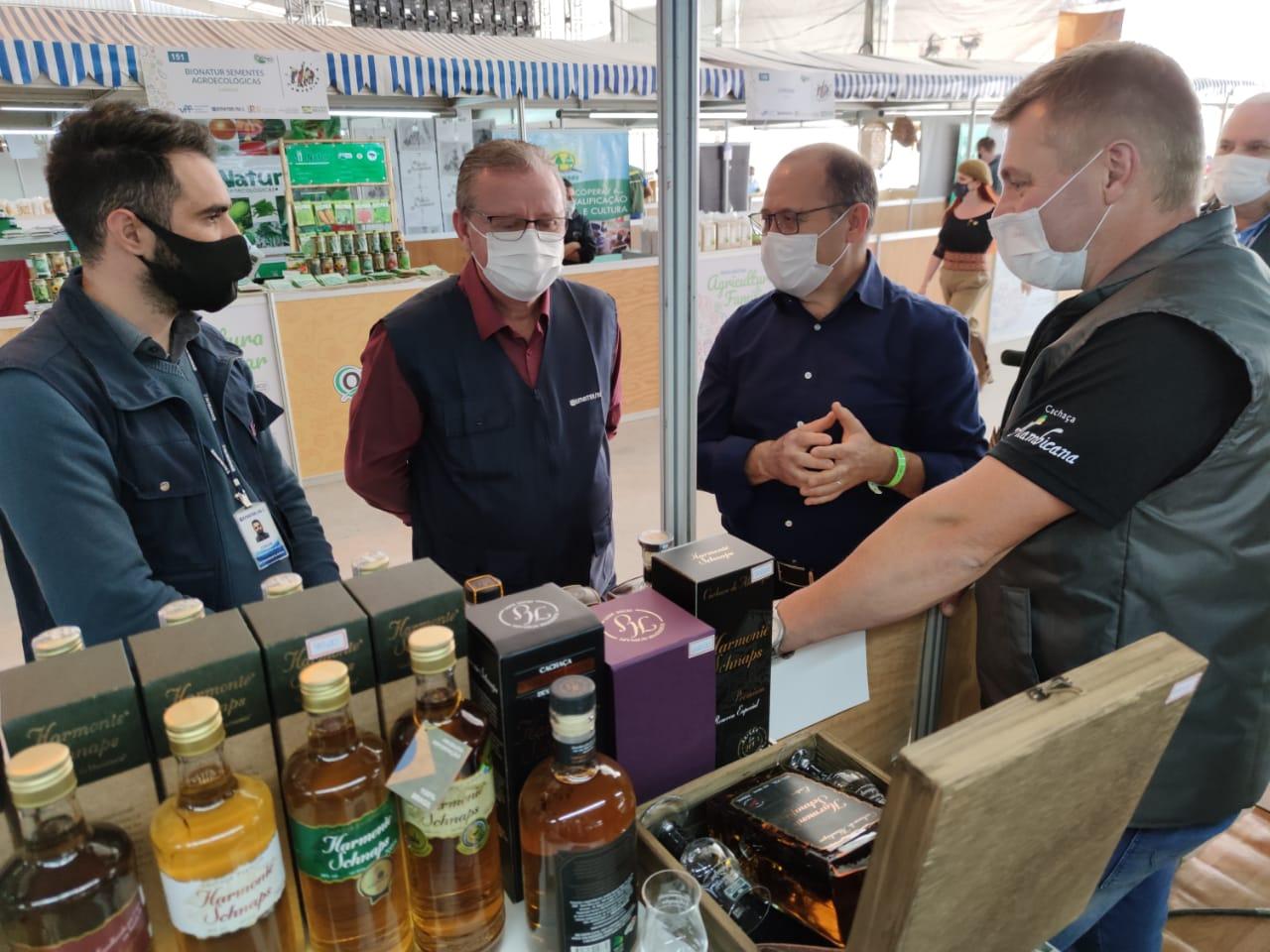 Ir para  <p><big>Mesmo com redu&ccedil;&atilde;o de p&uacute;blico e de expositores, por conta da pandemia e restri&ccedil;&otilde;es sanit&aacute;rias, o Pavilh&atilde;o da Agricultura Familiar faturou R$ 2,82...